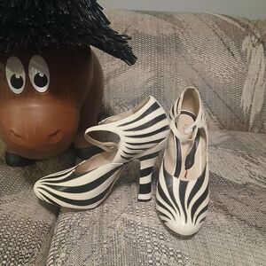 Gucci  Shoes  black and white size 39